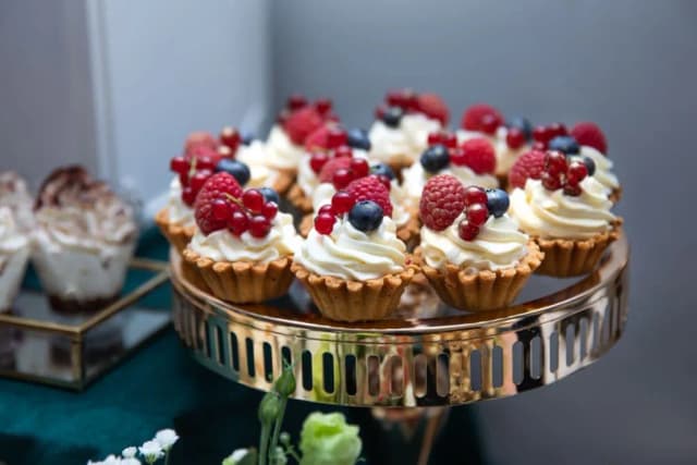 Co zamiast świeczek na tort? Bezpieczne i kreatywne alternatywy Co zamiast świeczek na tort? Bezpieczne i kreatywne alternatywy