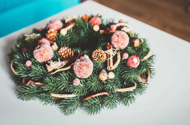 Jak zrobić stroik na świeczkę - proste pomysły na wyjątkową dekorację